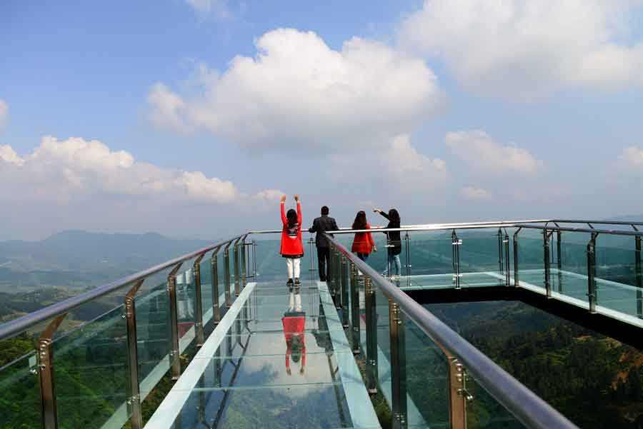 过去每到旅游高峰期,买票、入园、游览人挤人是重庆奥陶纪主题公园最头疼的事,那么如何解决这个问题,重庆奥陶纪主题公园佛文化景区瞄准了智慧旅游这个突破口。如今,来自全球的游客与信众切实体验到了重庆奥陶纪主题公园佛文化景区在数字化服务方面的新变化: 优化售检票环节,拿出手机、扫二维码、手机支付,完成这简单的三个步骤,游客当场就可以获得一张优惠门票,进入景区。通过景区官网、旅游电商网站、自动取票机等多种渠道使用支付宝、微信支付、银联支付、现金等支付方式便捷订购门票,并可直接使用二维码、身份证等电子凭证或是